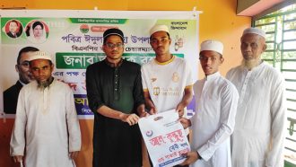 এতিম ও কোরআনে হাফেজদের মধ্যে ছাত্রদল নেতা আল সাইমুম আহাদের ঈদ উপহার বিতরণ