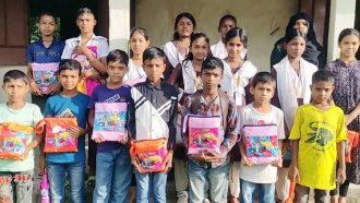 স্বাপ্নিক ইয়ূথ এন্ড ওমেন ডেভেলপমেন্ট সোশ্যাল অর্গানাইজেশনের রেইন কোট বিতরণ