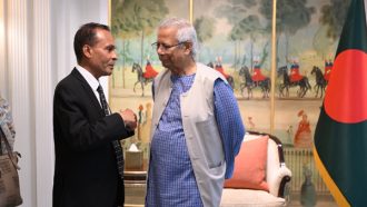 ড. ইউনূসের সাথে বাংলাদেশি বংশোদ্ভূত বিশ্বখ্যাত শেফ টমি মিয়ার বৈঠক অনুষ্ঠিত