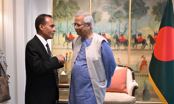 ড. ইউনূসের সাথে বাংলাদেশি বংশোদ্ভূত বিশ্বখ্যাত শেফ টমি মিয়ার বৈঠক অনুষ্ঠিত