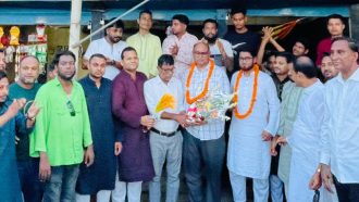সিলেট জেলা তাঁতীদলের যুগ্ম আহ্বায়ক হানিফ ও কামরুলকে ফুলেল শুভেচ্ছা