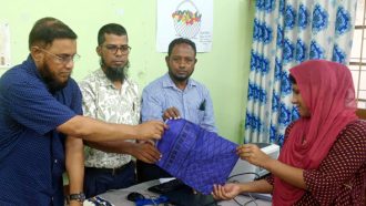 সুরক্ষা বঞ্চিত মেয়েদের মধ্যে ভিপি মাহবুবুল হক চৌধুরীর জায়নামাজ বিতরণ