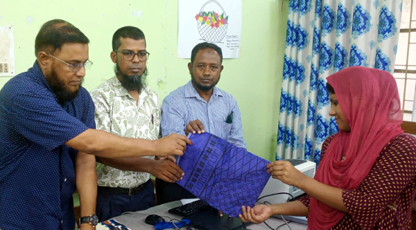 সুরক্ষা বঞ্চিত মেয়েদের মধ্যে ভিপি মাহবুবুল হক চৌধুরীর জায়নামাজ বিতরণ